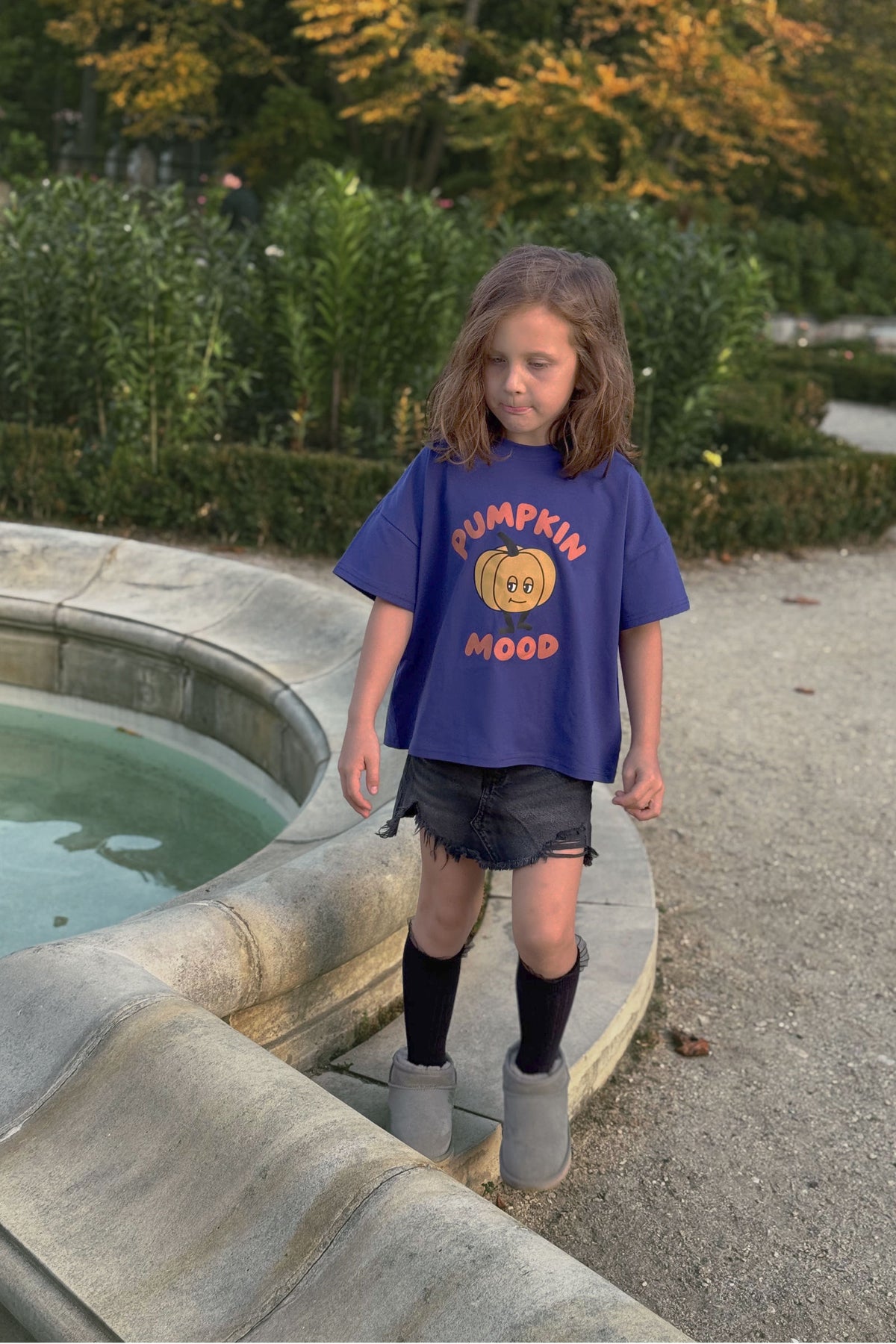 Luźny t-shirt dziecięcy Dynia Kobaltowa – DEAR SOPHIE – ujęcie 3