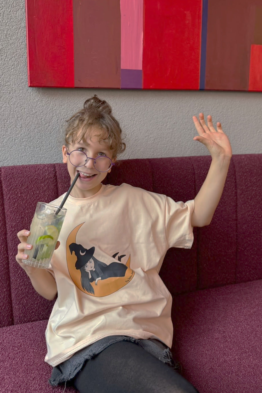 Luźny t-shirt dziecięcy Czarownica Masełkowa – DEAR SOPHIE – ujęcie 11