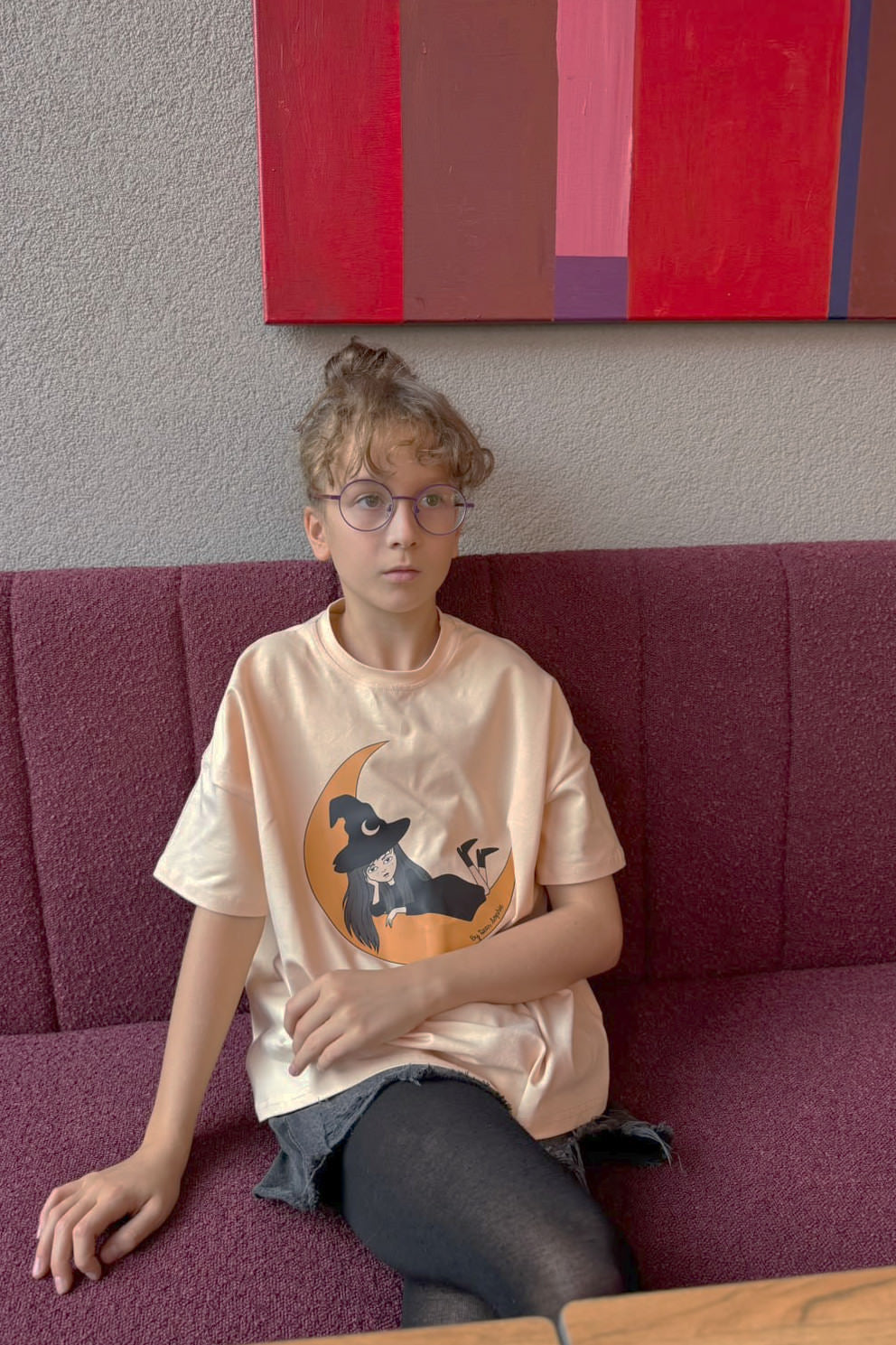 Luźny t-shirt dziecięcy Czarownica Masełkowa – DEAR SOPHIE – ujęcie 13