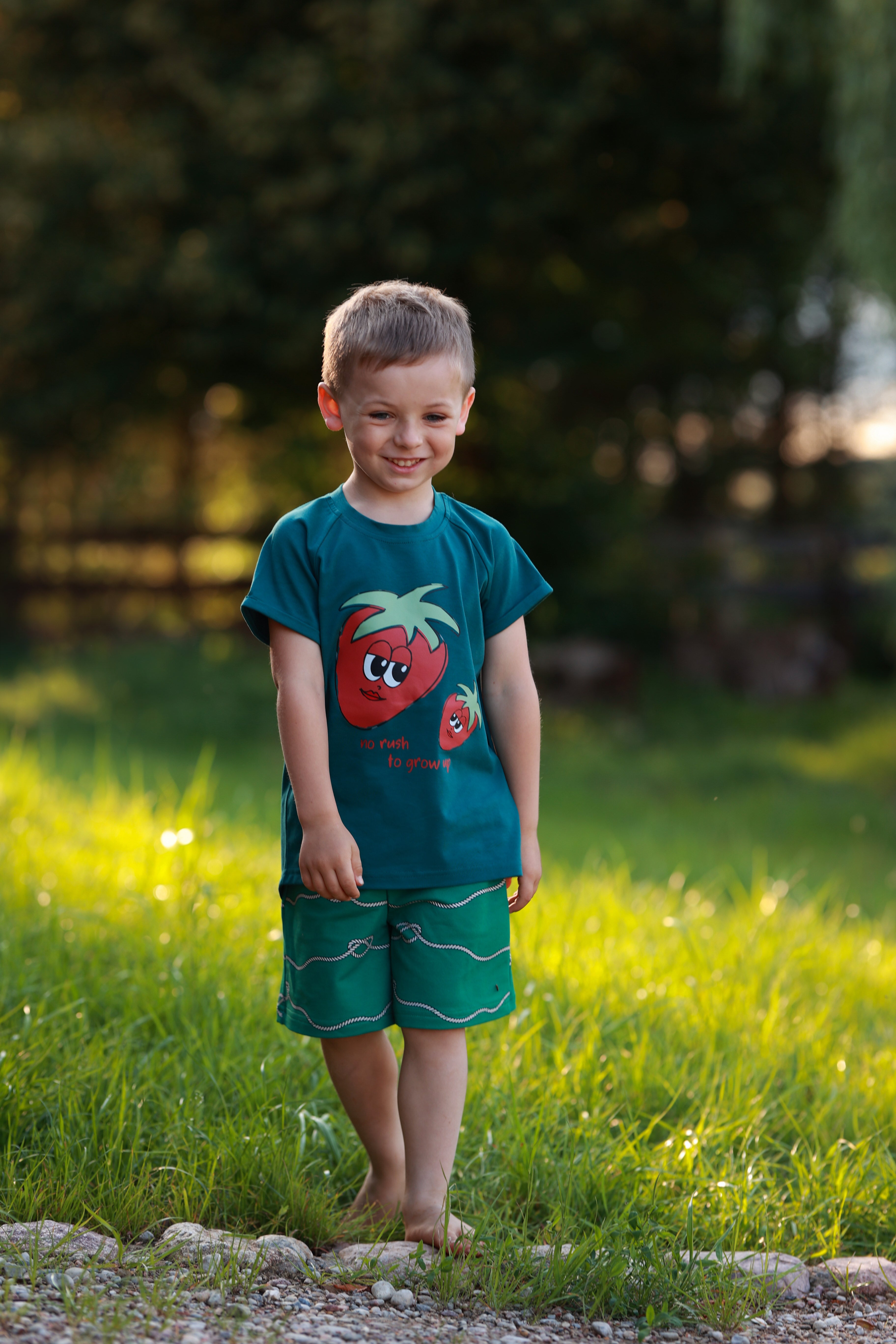 T-shirt dziecięcy oversize Truskawka – ujęcie 3