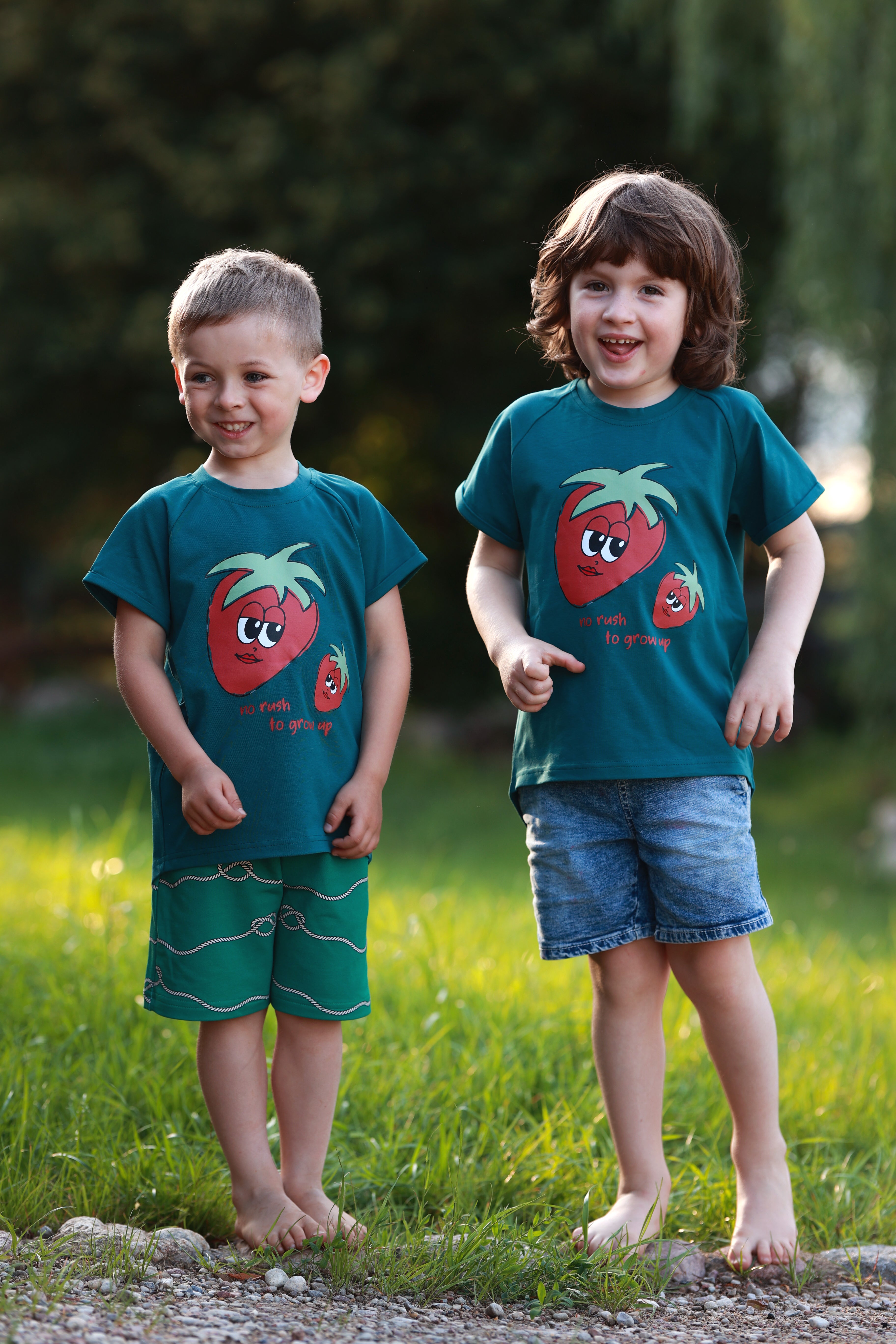 T-shirt dziecięcy oversize Truskawka – ujęcie 2