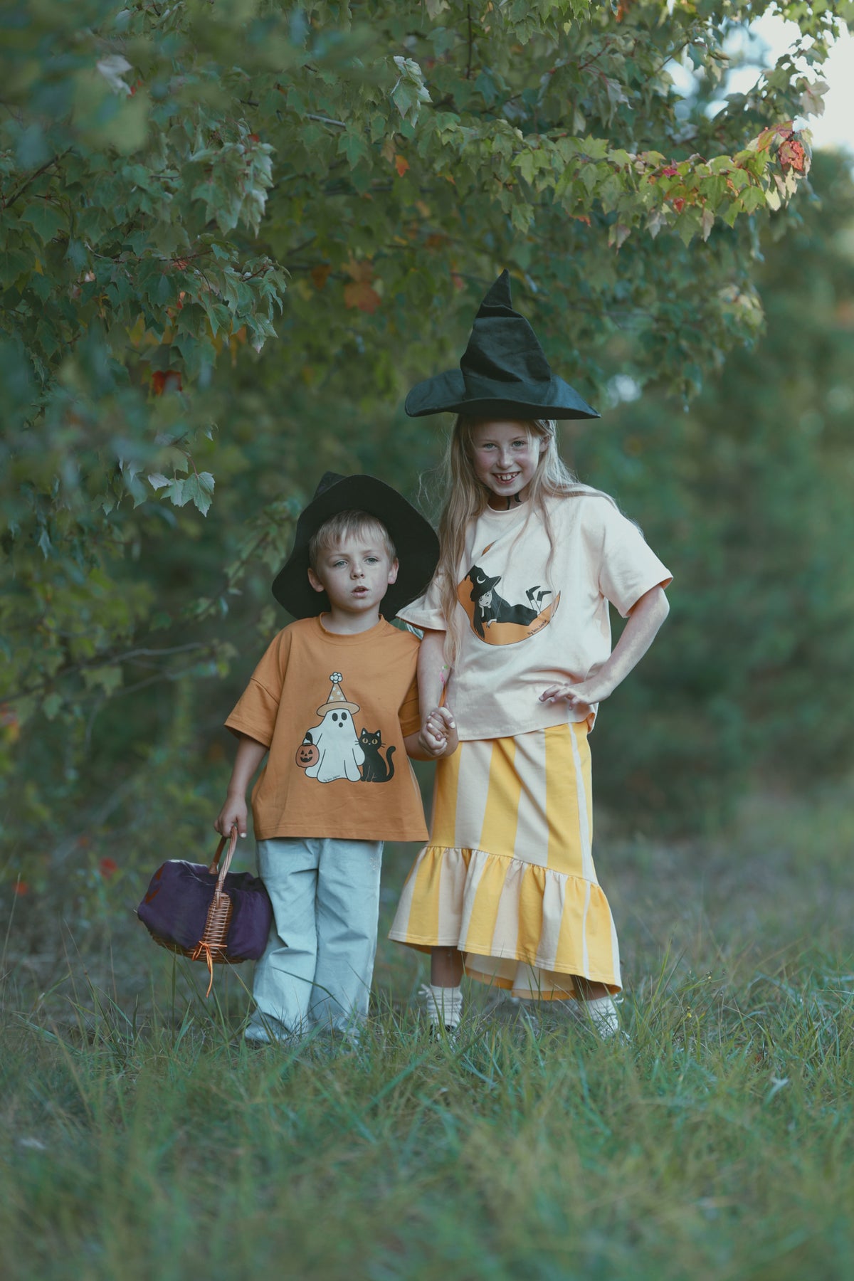 Luźny t-shirt dziecięcy Halloween Trio Musztardowy – DEAR SOPHIE – ujęcie 7