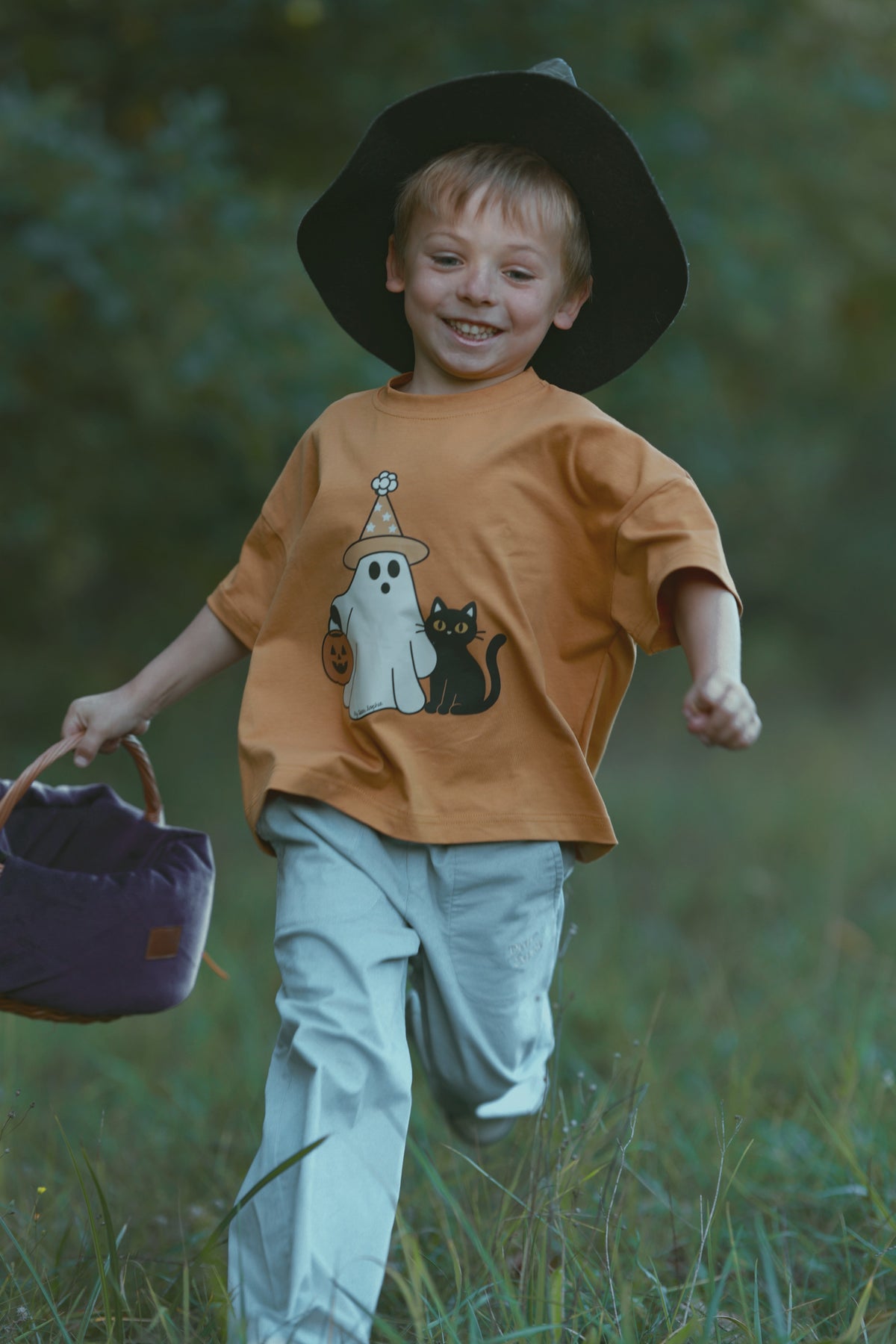 Luźny t-shirt dziecięcy Halloween Trio Musztardowy – DEAR SOPHIE – ujęcie 8