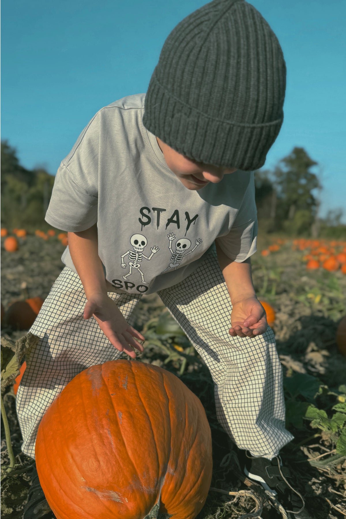 Luźny t-shirt dziecięcy Stay Spooky Szary – DEAR SOPHIE – ujęcie 3
