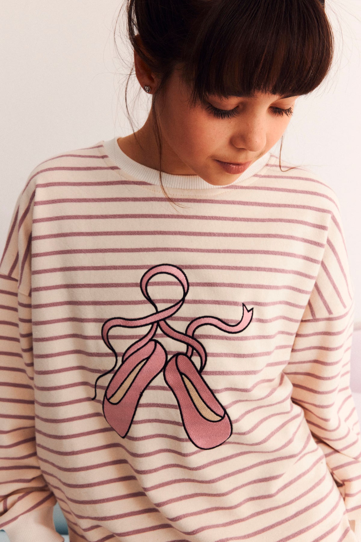 Bluza raglanowa dziecięca Baletki Różowe Pasy – DEAR SOPHIE – ujęcie 2