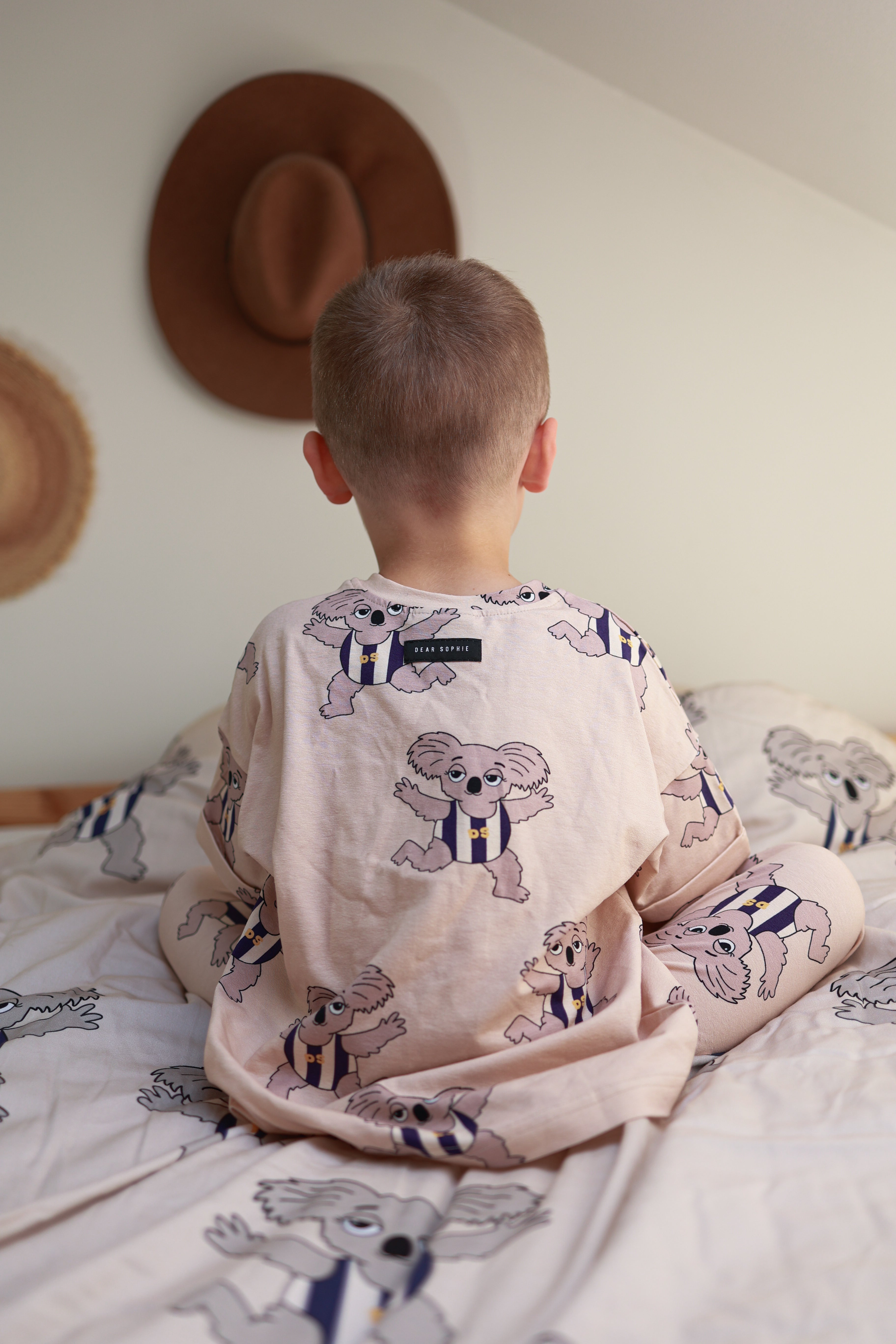 T-shirt dziecięcy oversize Koala Jasny – ujęcie 6