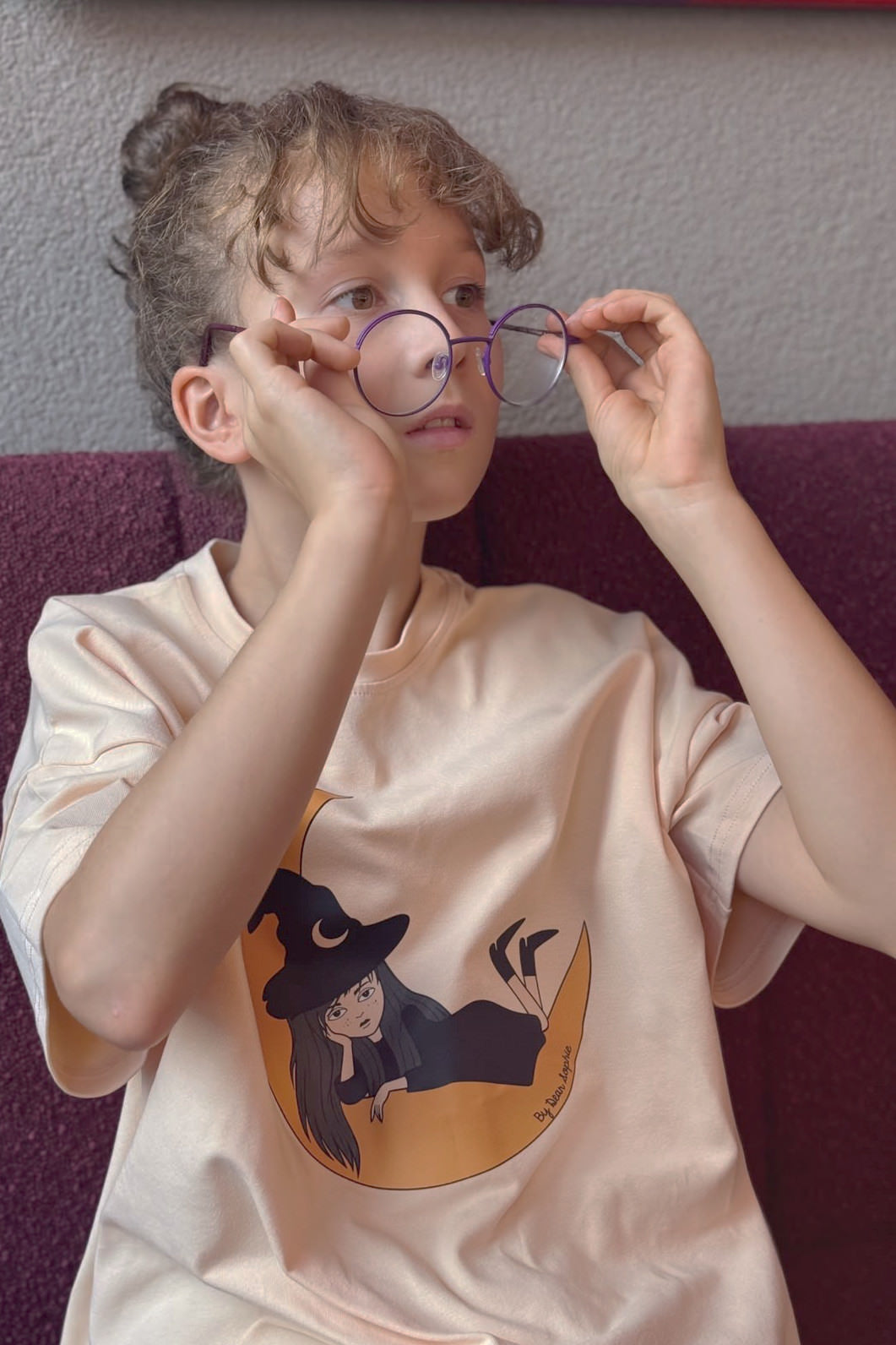 Luźny t-shirt dziecięcy Czarownica Masełkowa – DEAR SOPHIE – ujęcie 12