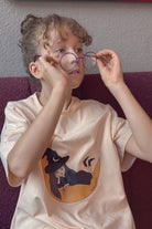 Luźny t-shirt dziecięcy Czarownica Masełkowa – DEAR SOPHIE – ujęcie 12