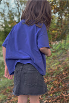 Luźny t-shirt dziecięcy Dynia Kobaltowa – DEAR SOPHIE – ujęcie 4