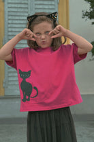 Luźny t-shirt dziecięcy Kot Różowy – DEAR SOPHIE – ujęcie 2