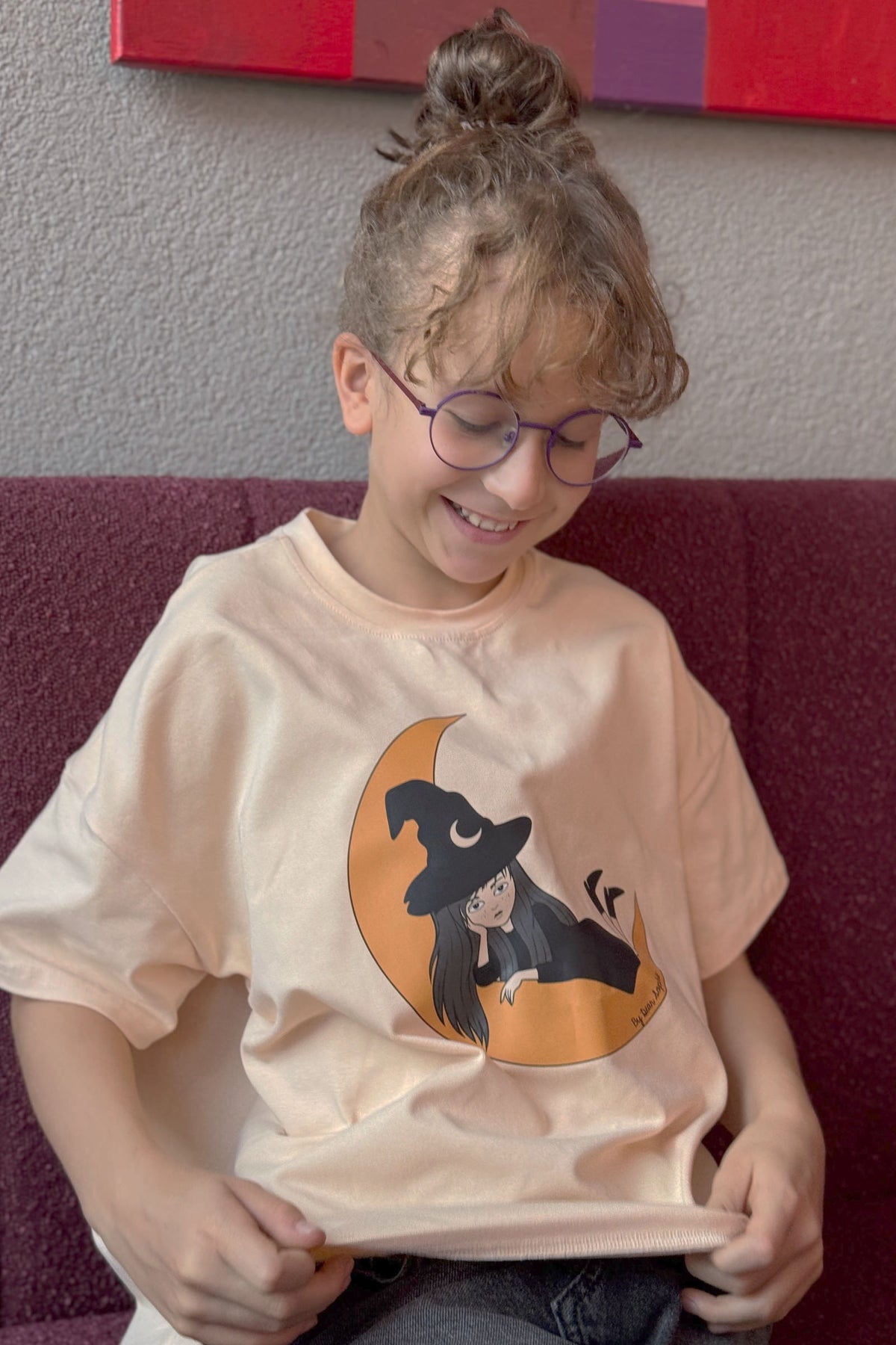 Luźny t-shirt dziecięcy Czarownica Masełkowa – DEAR SOPHIE – ujęcie 10