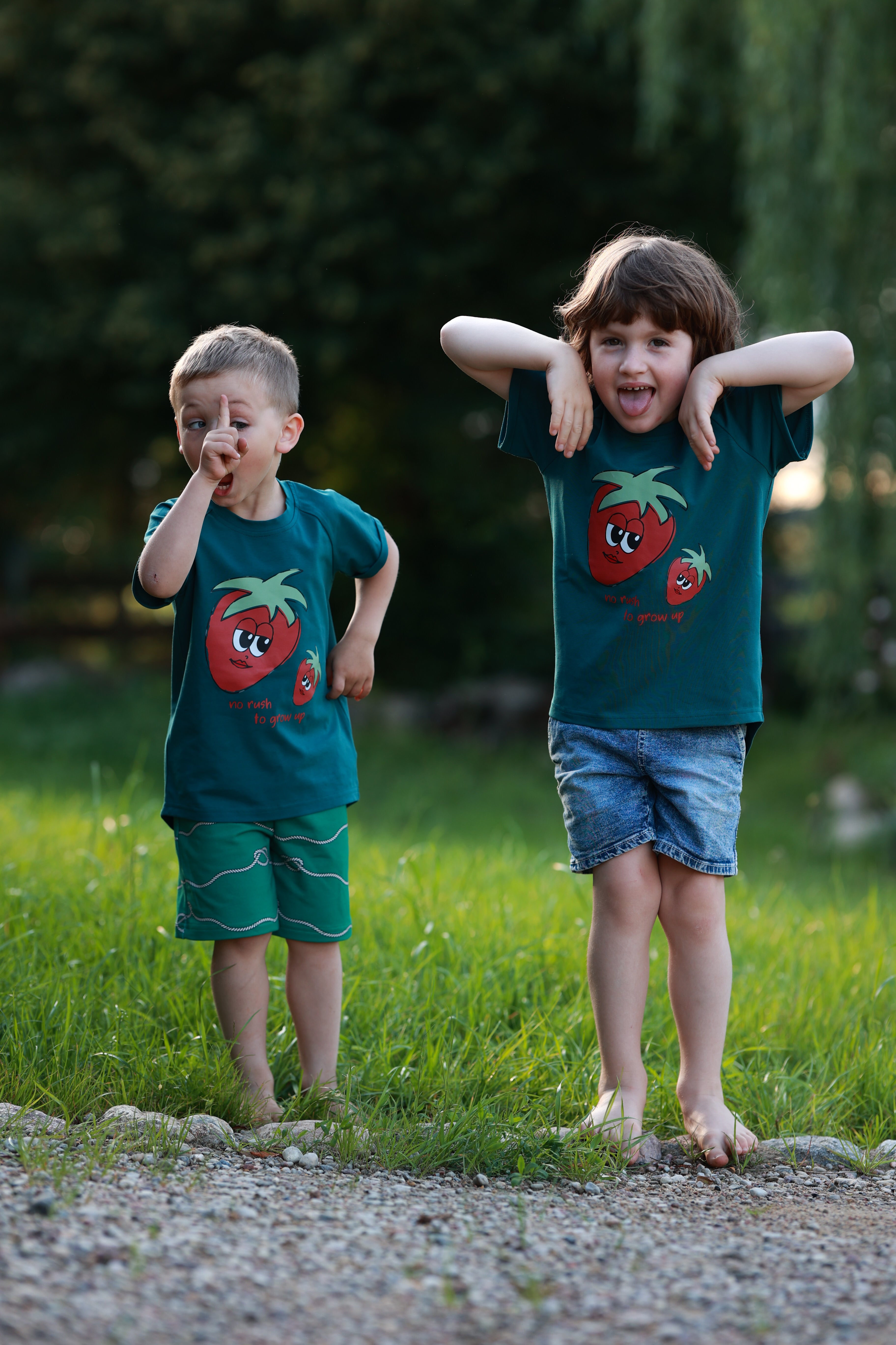 T-shirt dziecięcy oversize Truskawka – ujęcie 5
