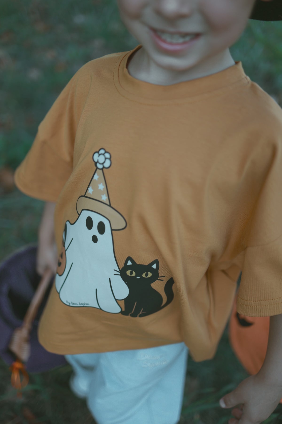 Luźny t-shirt dziecięcy Halloween Trio Musztardowy – DEAR SOPHIE – ujęcie 2