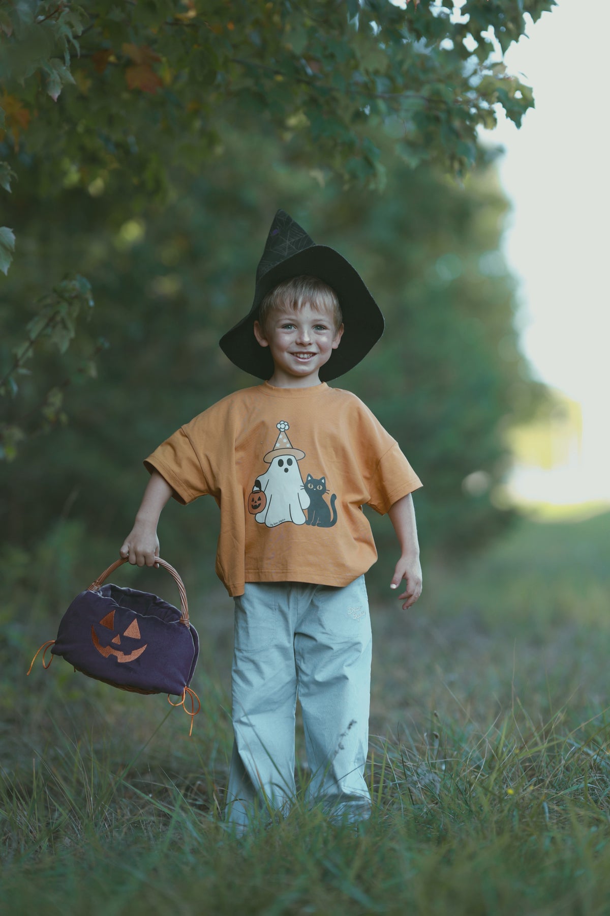 Luźny t-shirt dziecięcy Halloween Trio Musztardowy – DEAR SOPHIE – ujęcie 5