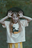 Luźny t-shirt dziecięcy Czarownica Masełkowa – DEAR SOPHIE – ujęcie 2