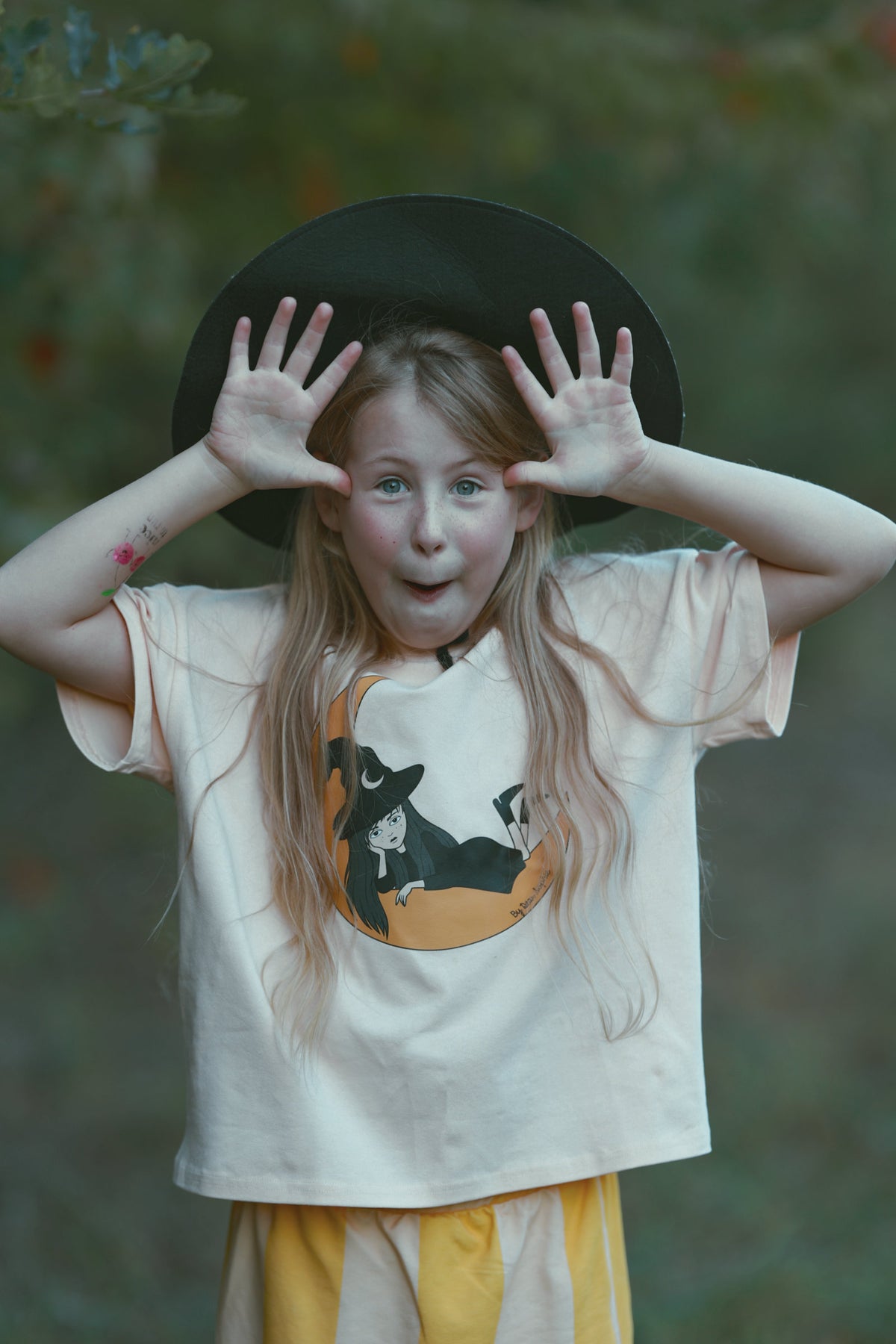 Luźny t-shirt dziecięcy Czarownica Masełkowa – DEAR SOPHIE – ujęcie 2