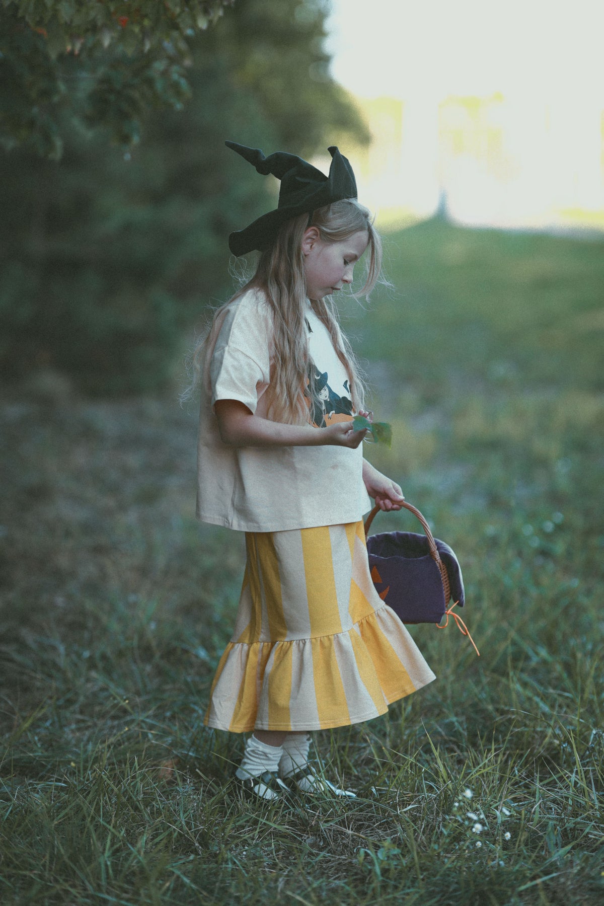 Luźny t-shirt dziecięcy Czarownica Masełkowa – DEAR SOPHIE – ujęcie 8