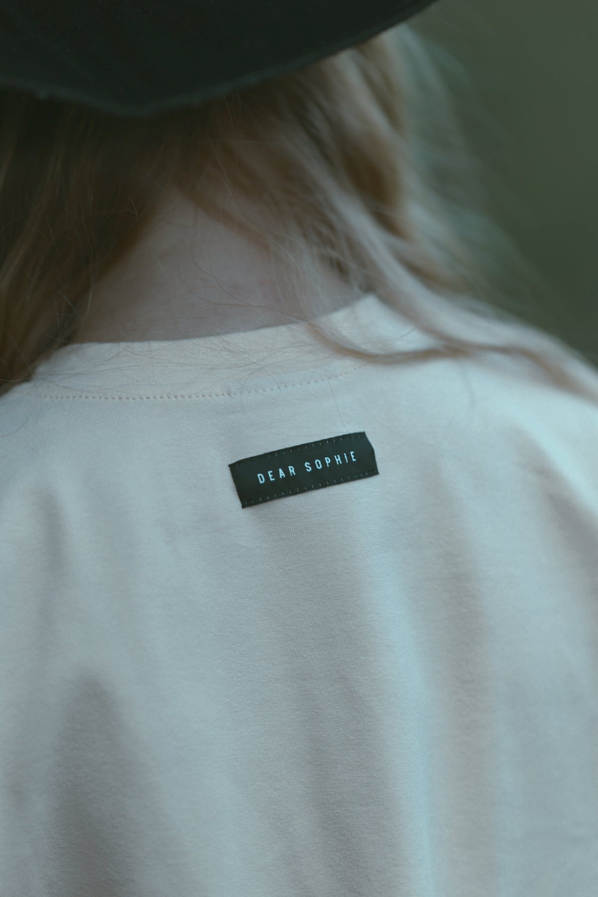 Luźny t-shirt dziecięcy Czarownica Masełkowa – DEAR SOPHIE – ujęcie 9