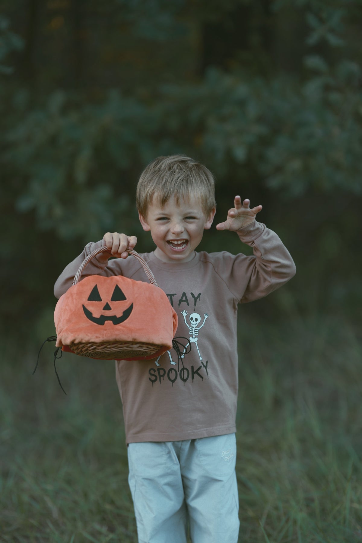 Longsleeve dziecięcy Stay Spooky Karmelowy – DEAR SOPHIE – ujęcie 2