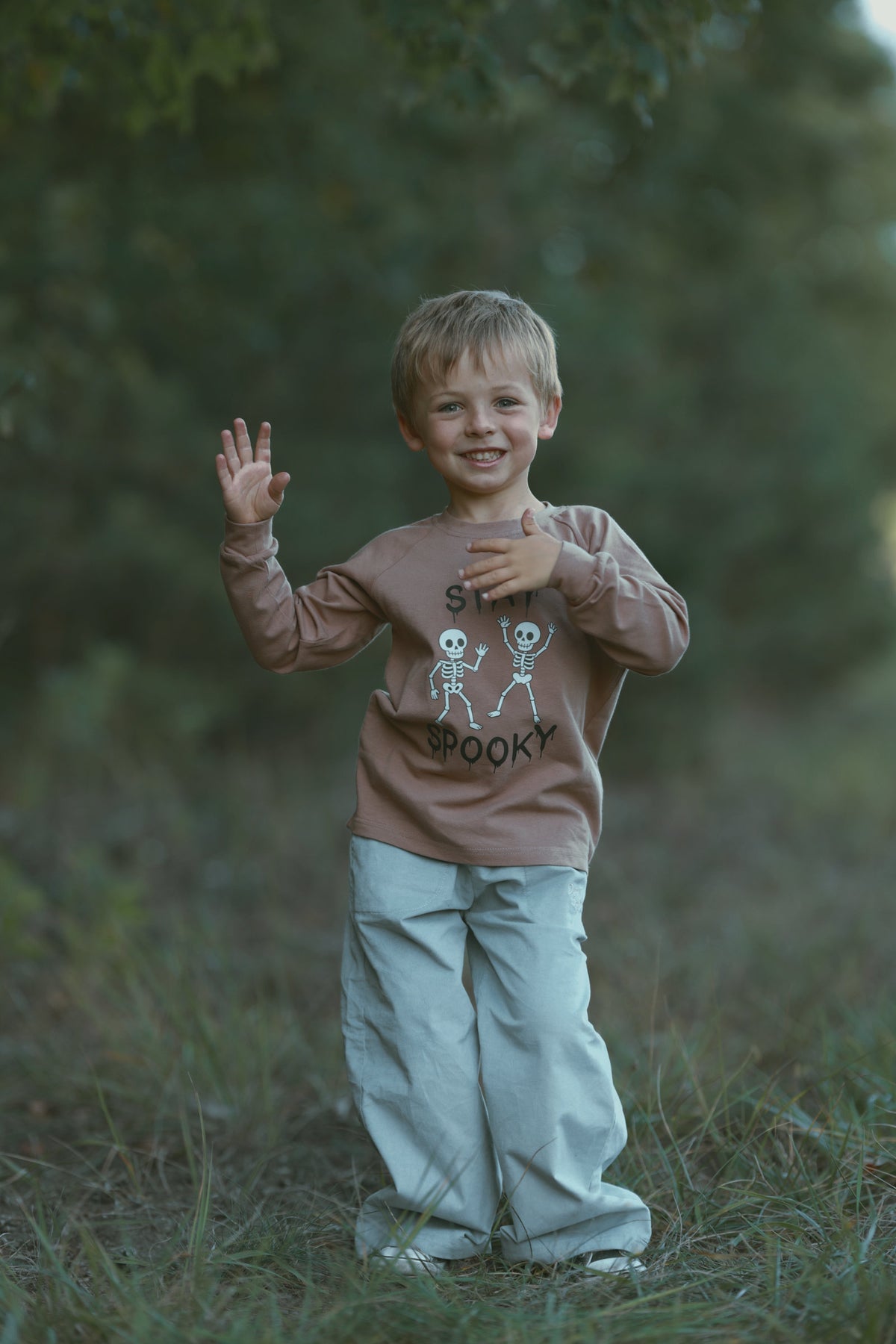 Longsleeve dziecięcy Stay Spooky Karmelowy – DEAR SOPHIE – ujęcie 3