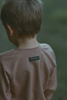 Longsleeve dziecięcy Stay Spooky Karmelowy – DEAR SOPHIE – ujęcie 5