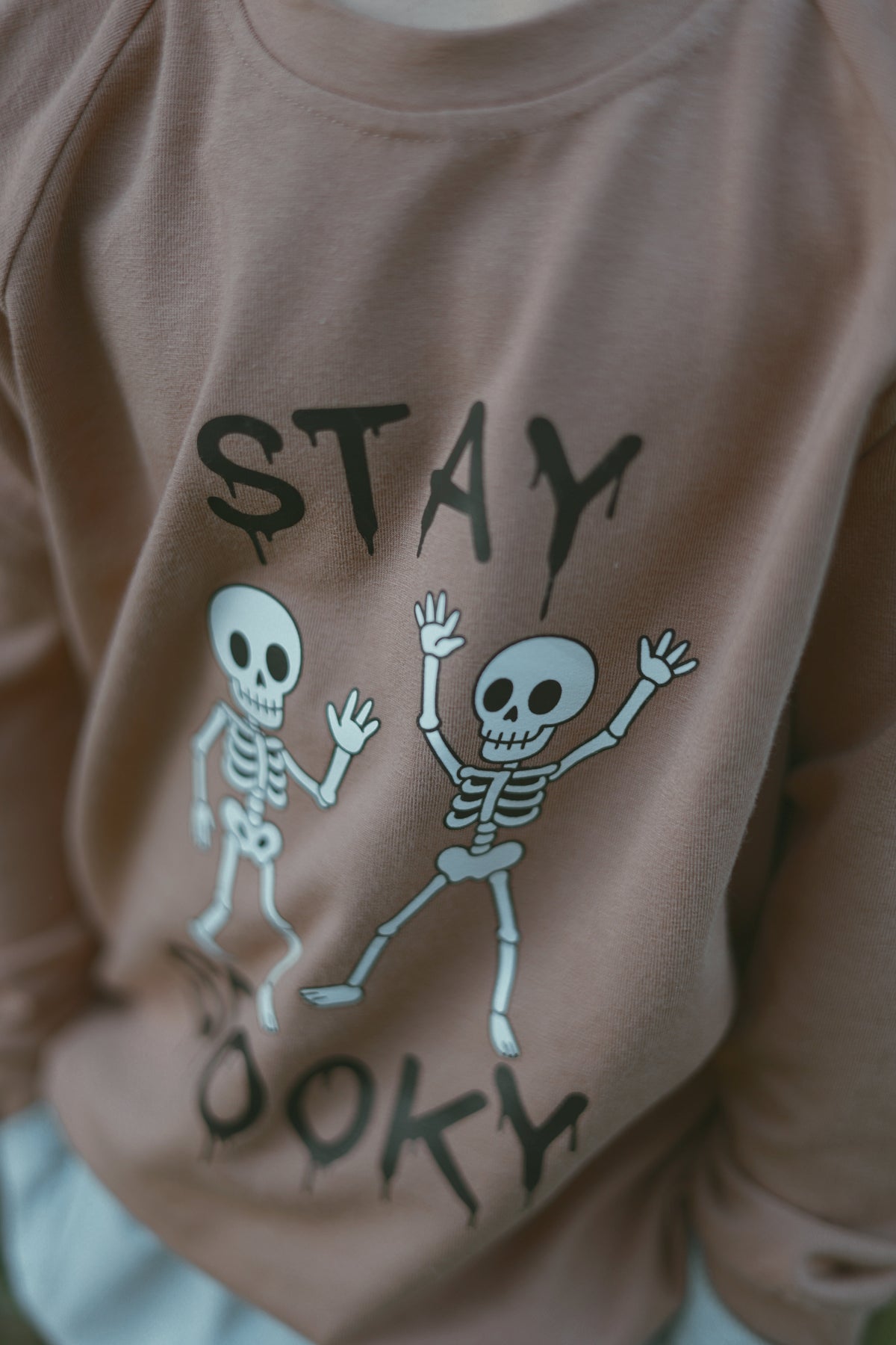 Longsleeve dziecięcy Stay Spooky Karmelowy – DEAR SOPHIE – ujęcie 6