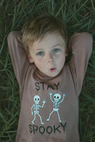 Longsleeve dziecięcy Stay Spooky Karmelowy – DEAR SOPHIE – ujęcie 4