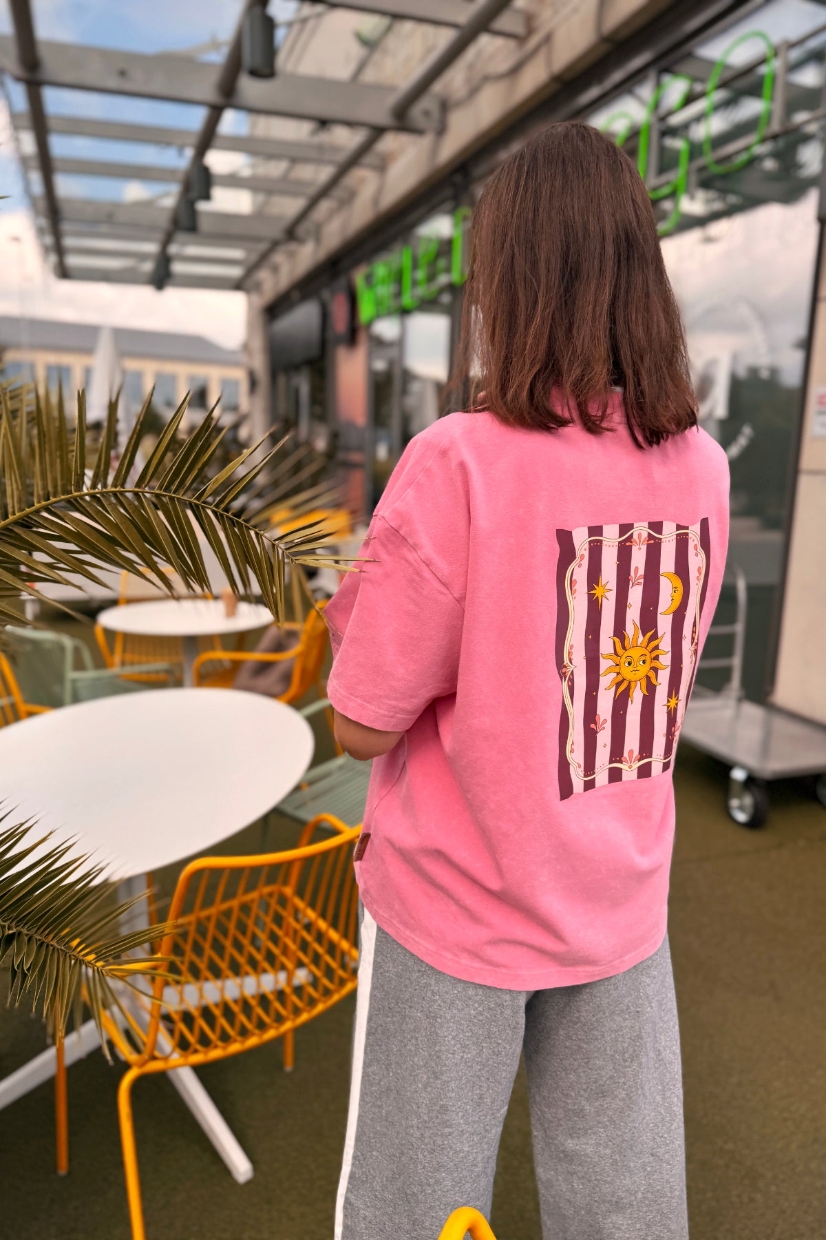 Damski t-shirt Washed Pink z nadrukiem na plecach – ujęcie 9