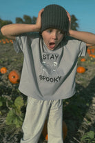 Luźny t-shirt dziecięcy Stay Spooky Szary – DEAR SOPHIE – ujęcie 2