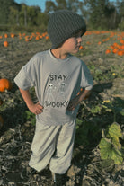 Luźny t-shirt dziecięcy Stay Spooky Szary – DEAR SOPHIE – ujęcie 4