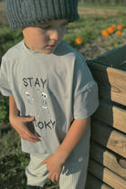 Luźny t-shirt dziecięcy Stay Spooky Szary – DEAR SOPHIE – ujęcie 5
