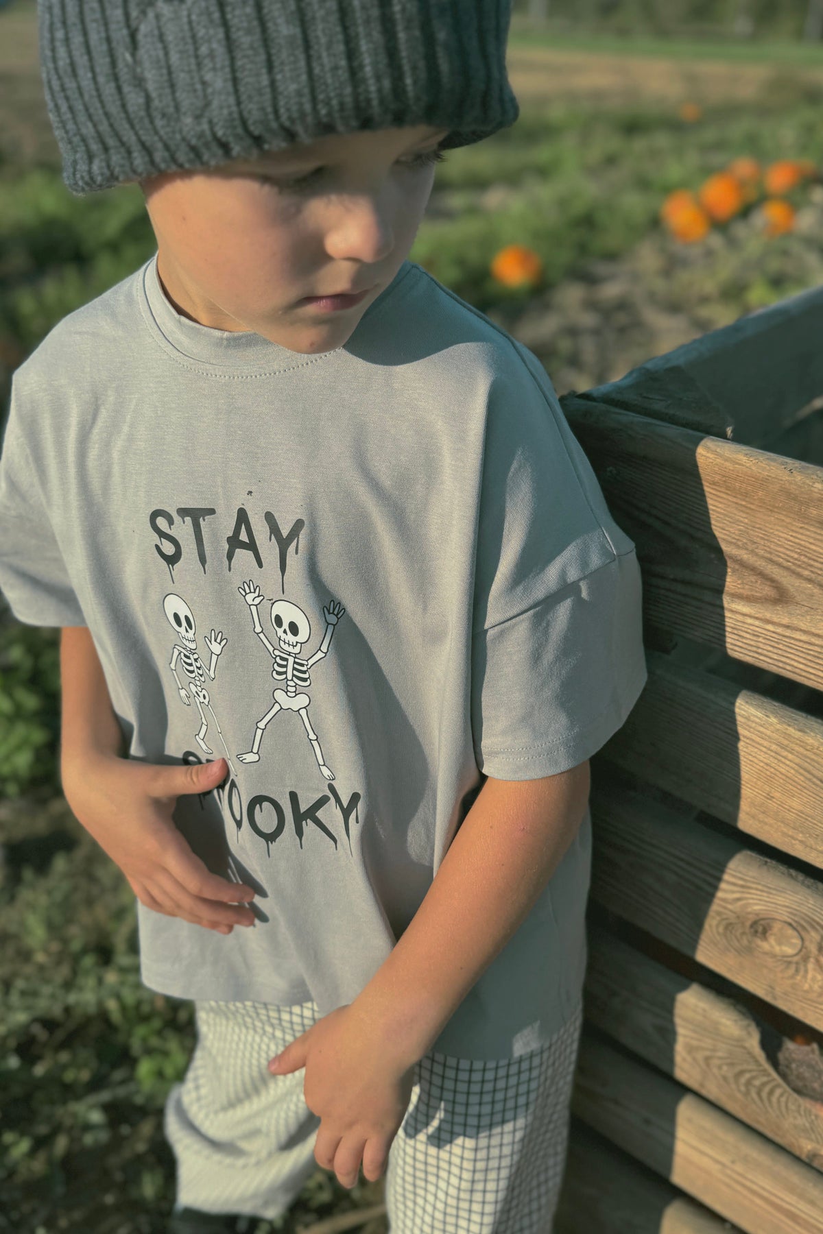 Luźny t-shirt dziecięcy Stay Spooky Szary – DEAR SOPHIE – ujęcie 5