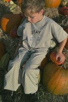 Luźny t-shirt dziecięcy Stay Spooky Szary – DEAR SOPHIE – ujęcie 6
