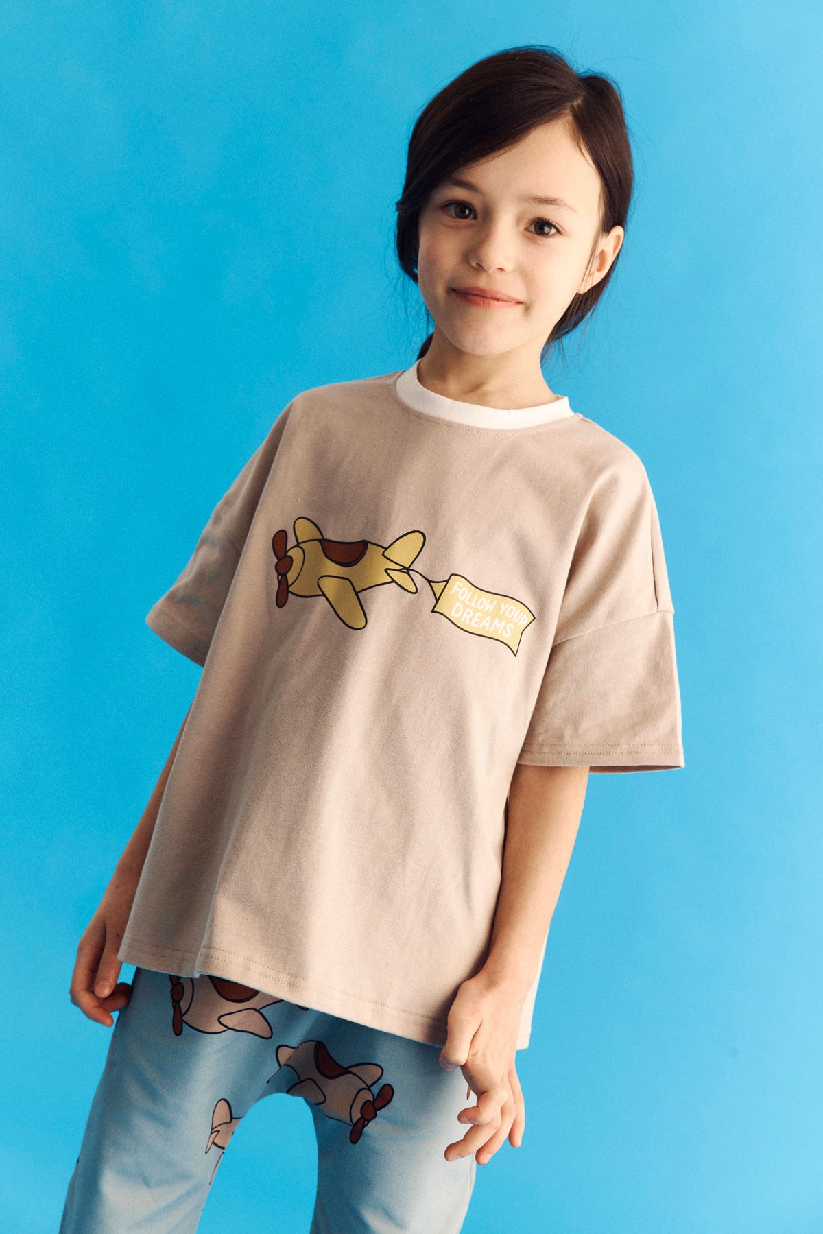 Luźny t-shirt dziecięcy Samolot – DEAR SOPHIE – ujęcie 3