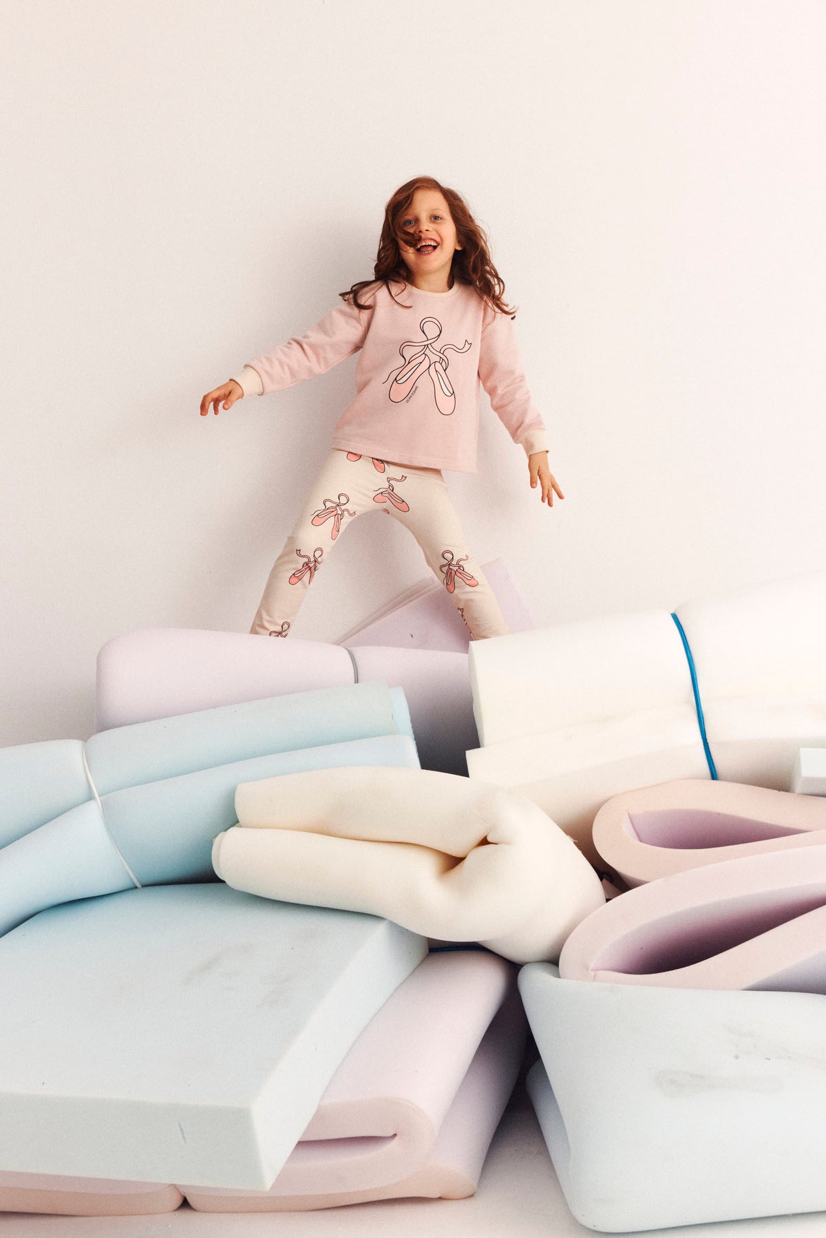 Luźny longsleeve dziecięcy Baletki Różowe – DEAR SOPHIE – ujęcie 3