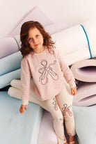 Luźny longsleeve dziecięcy Baletki Różowe – DEAR SOPHIE – ujęcie 2