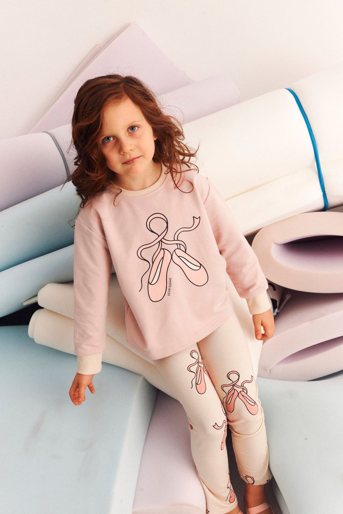 Luźny longsleeve dziecięcy Baletki Różowe – DEAR SOPHIE – ujęcie 2