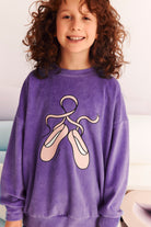 Bluza raglanowa dziecięca Baletki Fioletowe Welur – DEAR SOPHIE – ujęcie 3
