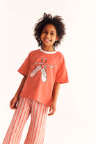 Luźny t-shirt dziecięcy Baletki Czerwone – DEAR SOPHIE – ujęcie 2