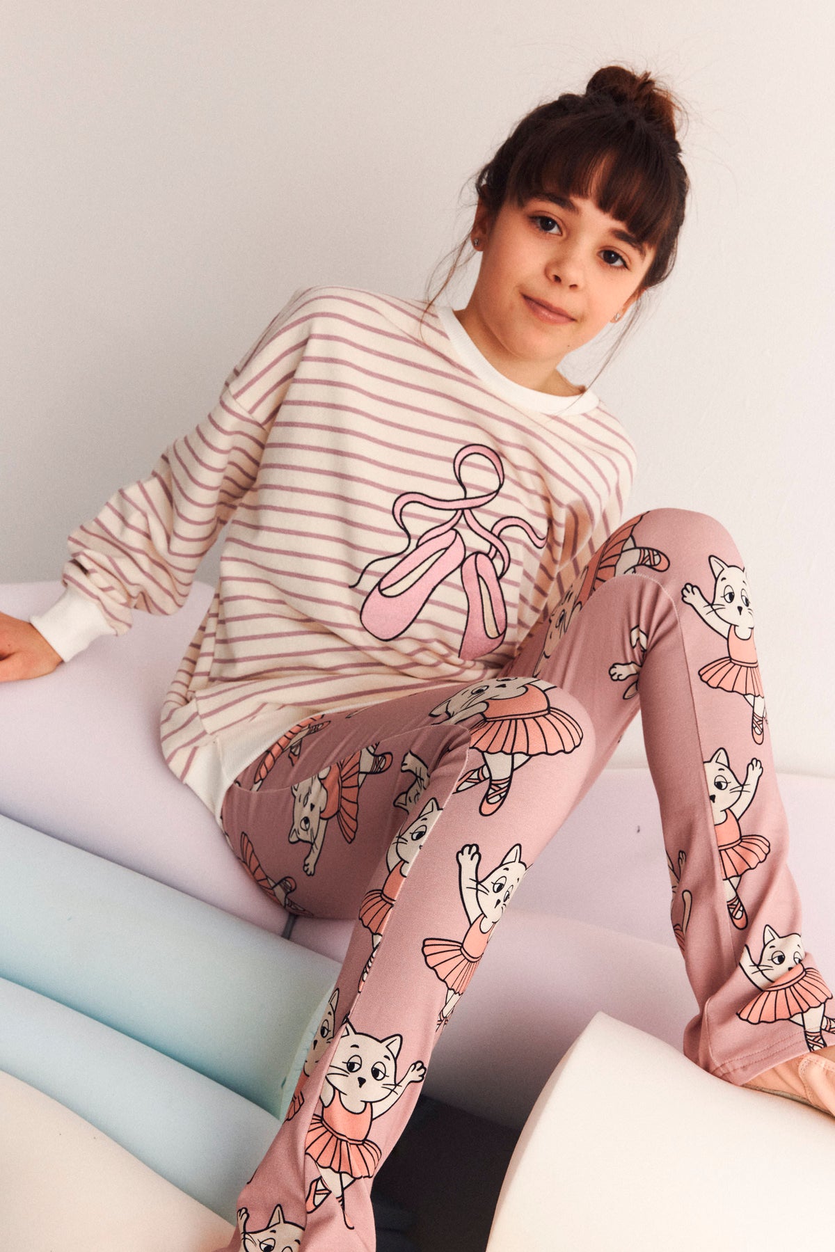 Bluza raglanowa dziecięca Baletki Różowe Pasy – DEAR SOPHIE – ujęcie 3