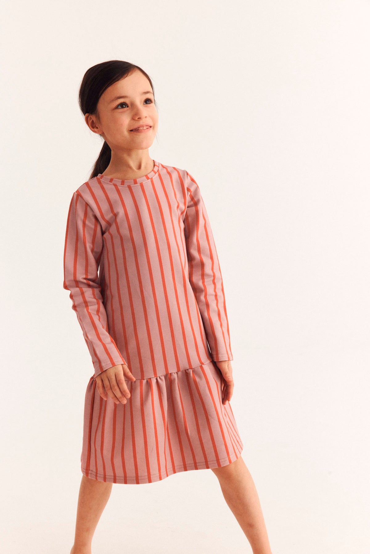 Sukienka dziecięca Pasy Różowe – DEAR SOPHIE – ujęcie 2