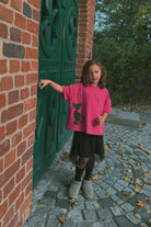 Luźny t-shirt dziecięcy Kot Różowy – DEAR SOPHIE – ujęcie 4