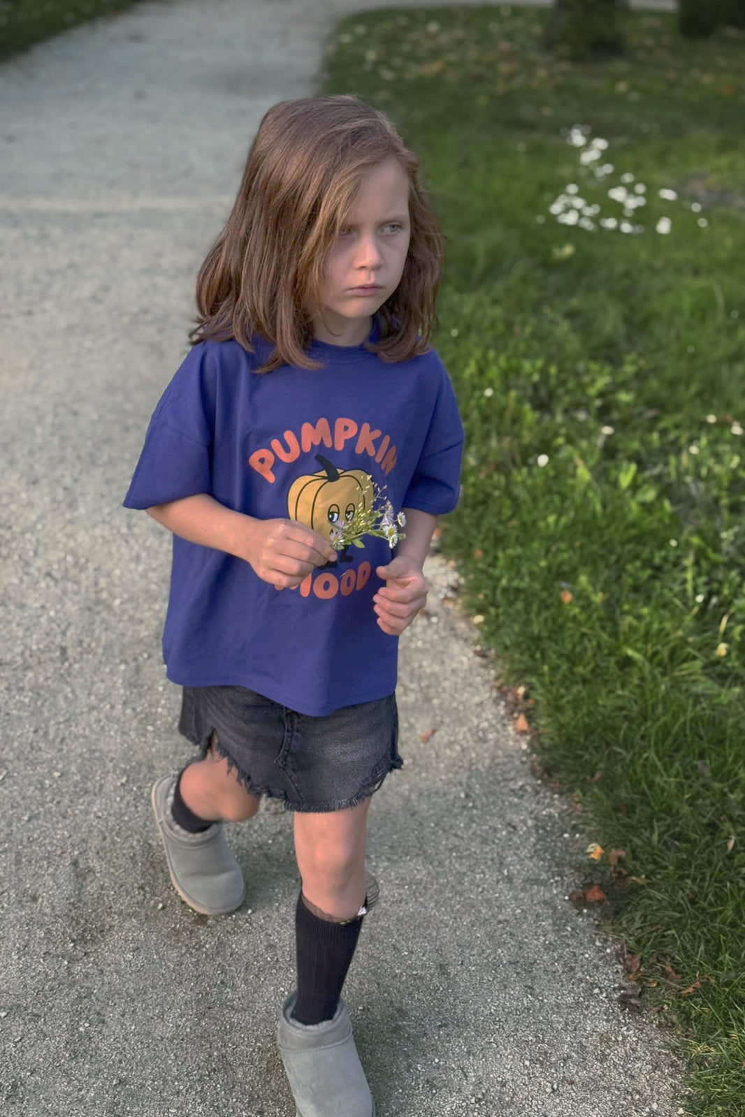 Luźny t-shirt dziecięcy Dynia Kobaltowa – DEAR SOPHIE – ujęcie 5