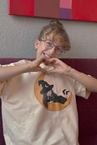 Luźny t-shirt dziecięcy Czarownica Masełkowa – DEAR SOPHIE – ujęcie 14