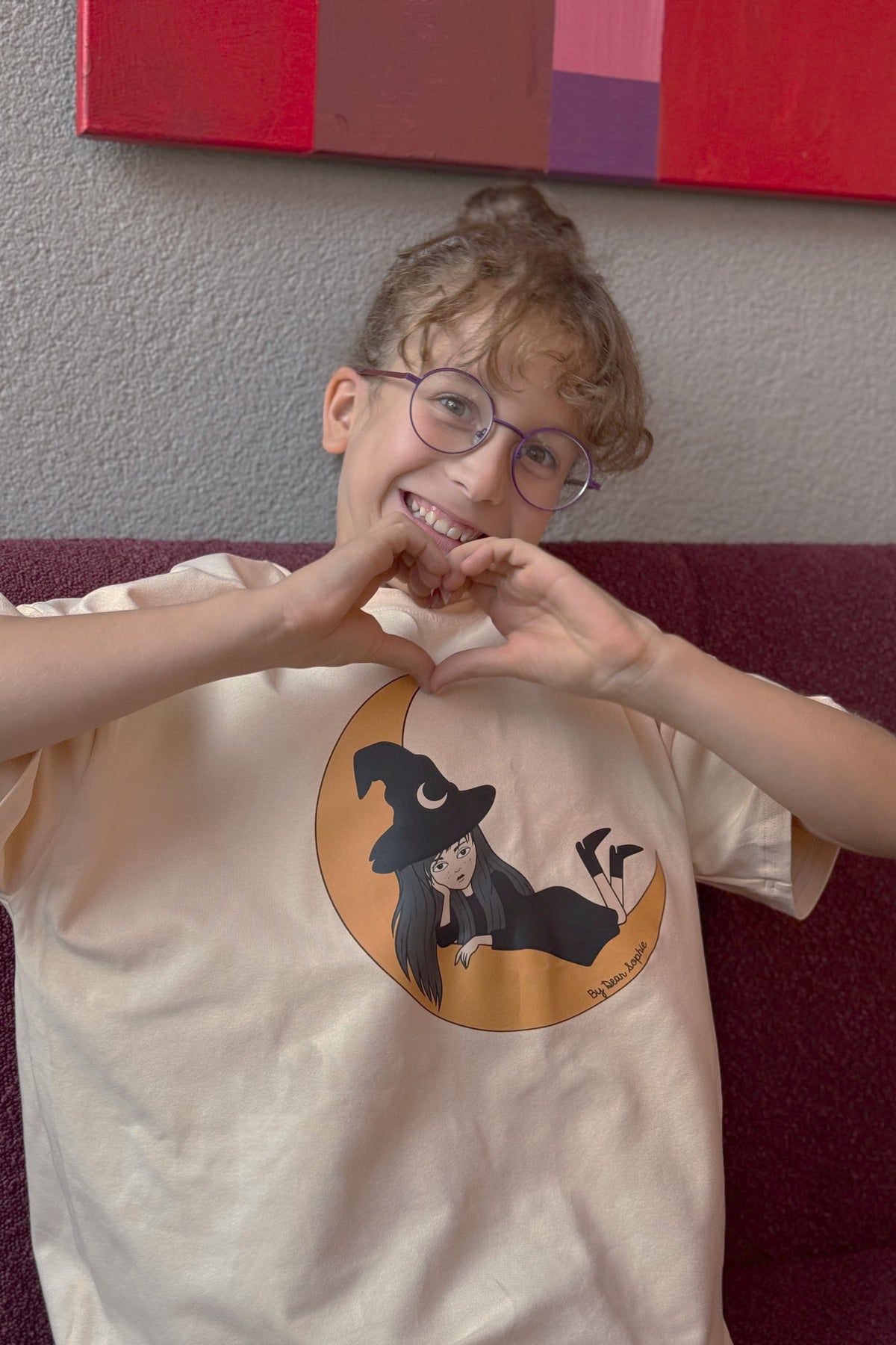 Luźny t-shirt dziecięcy Czarownica Masełkowa – DEAR SOPHIE – ujęcie 14